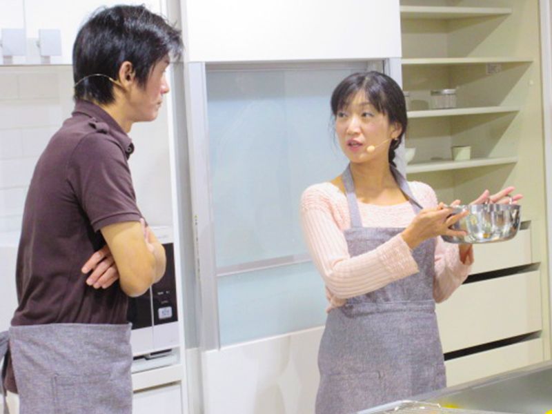 展示会で主婦役を演じる現場写真